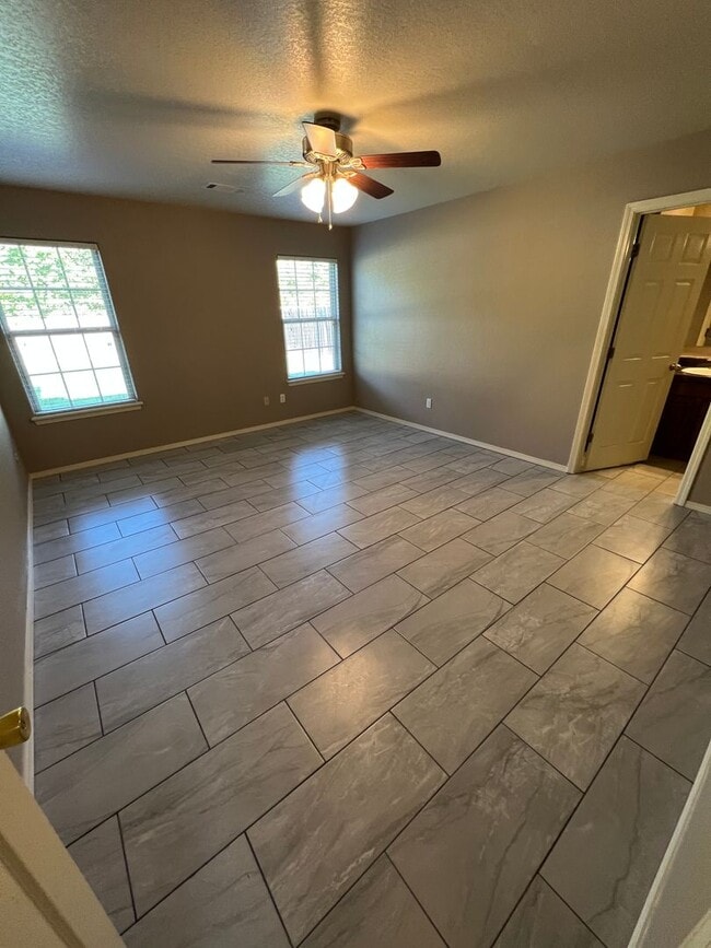 Building Photo - Very nice 4 bed 2 bath home