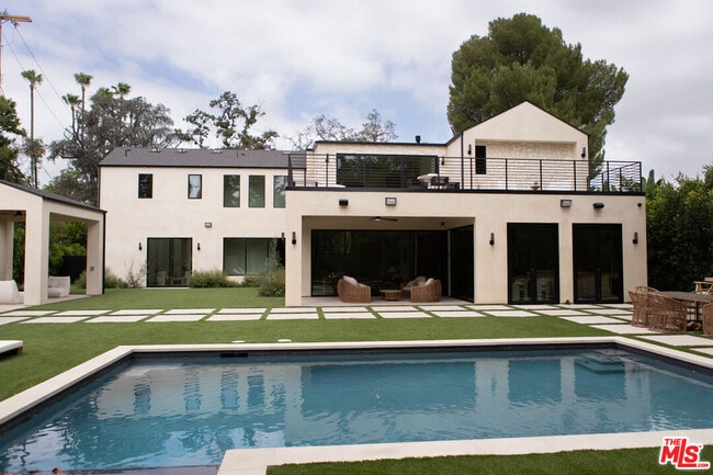 Building Photo - 5064 Encino Ave