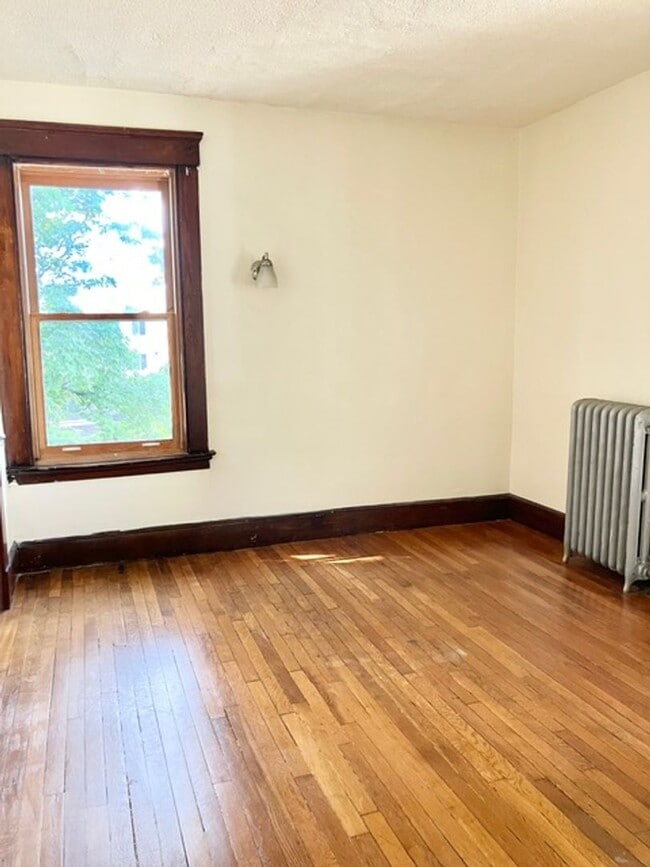Building Photo - College Rental