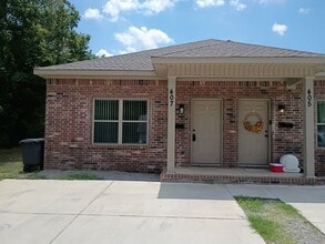 Building Photo - 407 E Academy Ave