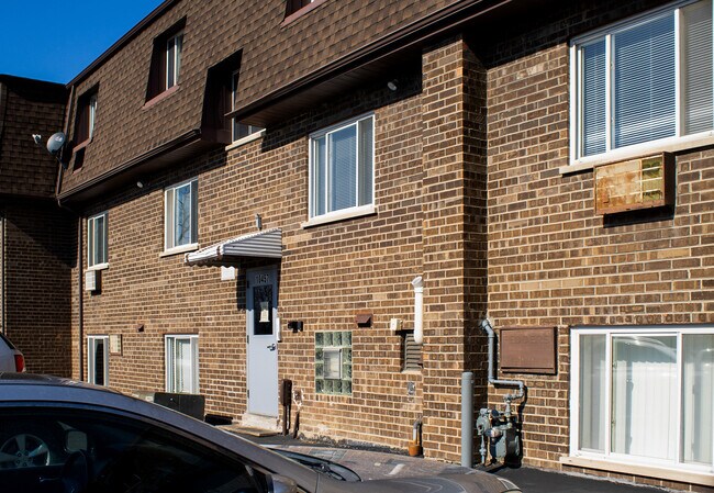 Building Photo - 10457 Dearlove Rd