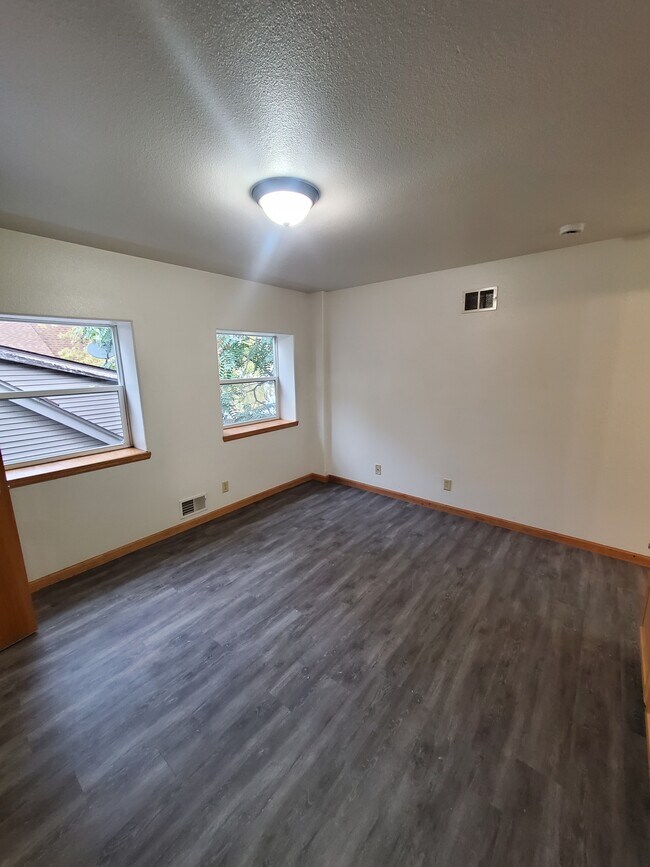 Building Photo - Remodeled Southside Studio Apartment