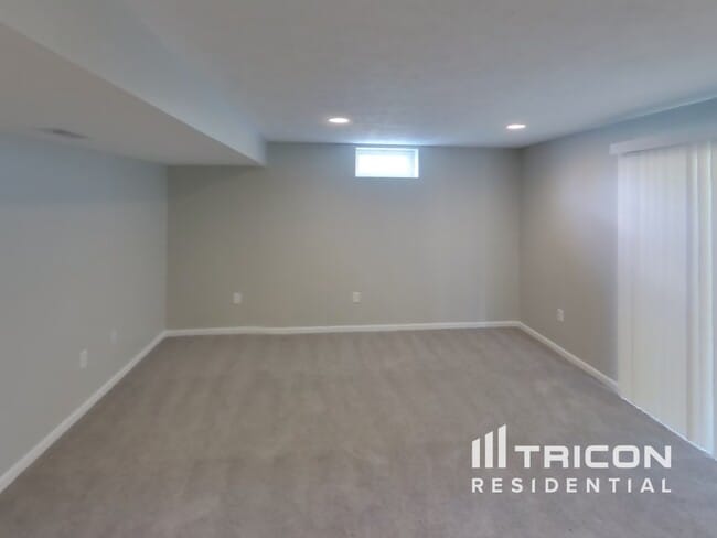 Building Photo - 467 Manor Rd
