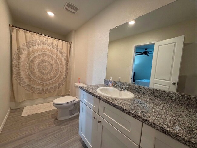 Building Photo - Modern Comfort Meets Convenient Living in San Antonio