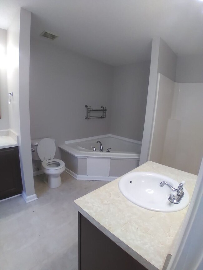 Building Photo - 3 bed 2 bath property in Atlanta!! -- Secu...