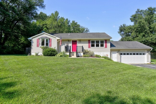 Primary Photo - 4 Bedroom 2 Bath Hanover Home w- 2-Car Gar...
