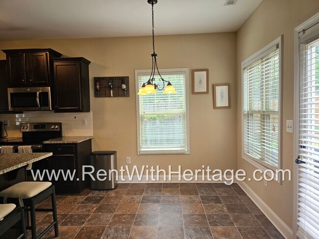 Building Photo - Gorgeous 3 bd / 2 bath / Attention to Deta...