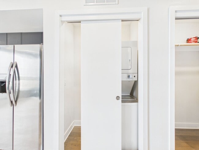 Building Photo - Modern East Austin Condo with City Views & Unmatched Walkability