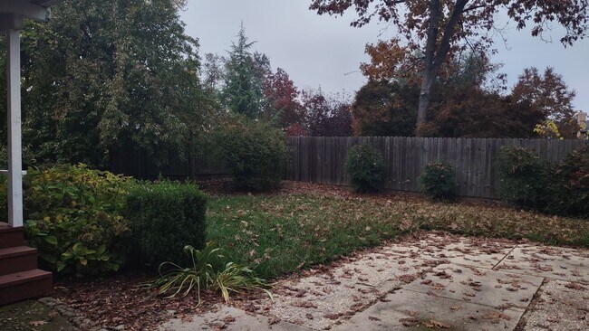 Building Photo - 1617 Oakview Dr