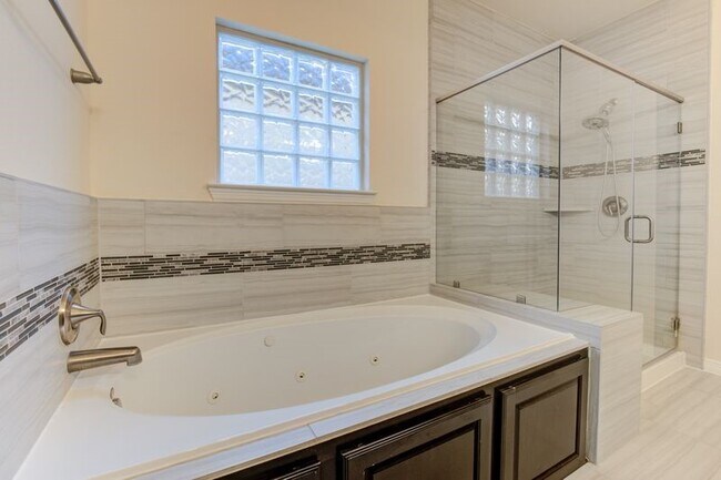 Building Photo - 10014 Spring Shadows Park Cir