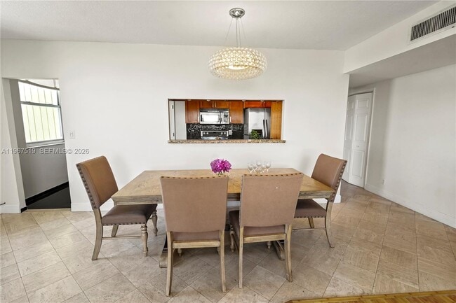 Building Photo - 4400 Hillcrest Dr