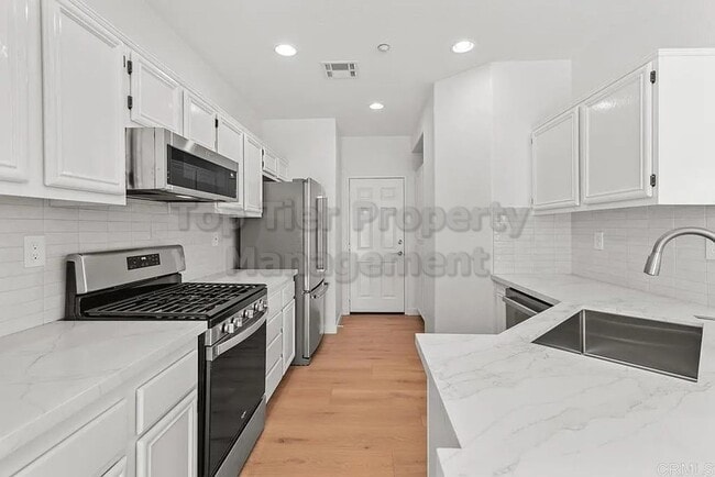 Building Photo - ***Beautiful Like-New 2 bed / 2.5 bath / 1...