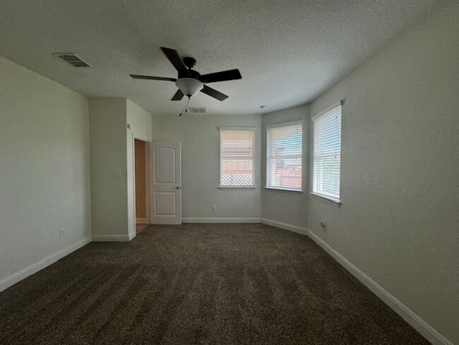 Building Photo - Beautiful Open Floor Plan with 3 Bedroom 2...