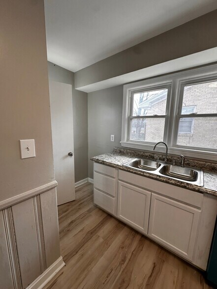 Building Photo - 7719 Crestline Rd