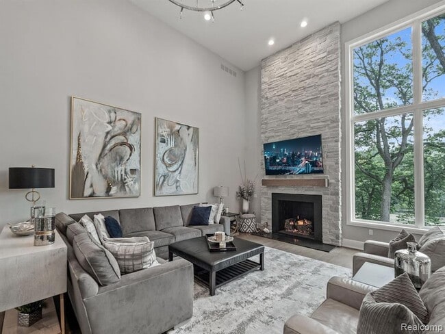 Building Photo - 3511 Lakecrest Dr