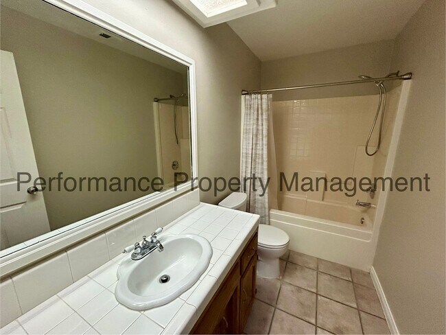 Building Photo - Charming 3 Bed/2 Bath NW Bakersfield Home ...