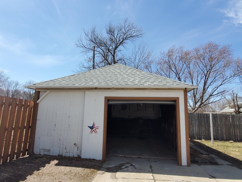 Garage - 1413 Avenue H