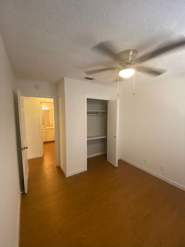 Building Photo - 3402 S Oak Dr