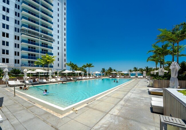 Building Photo - 2301 Collins Ave
