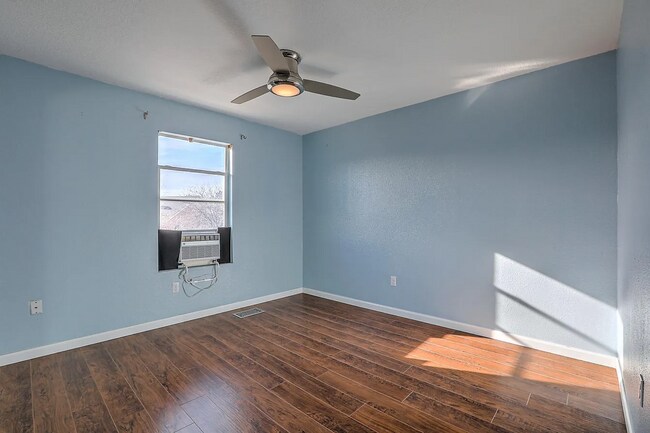 Building Photo - 3 Bed 2 Bath Near Cottonwood Mall