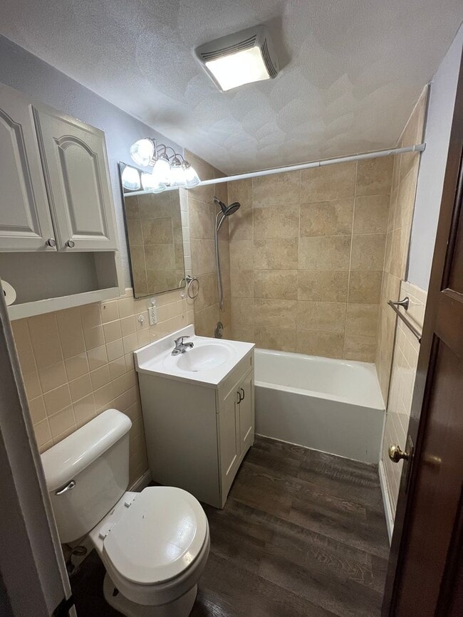 Building Photo - 3 bedroom home available in Rockford