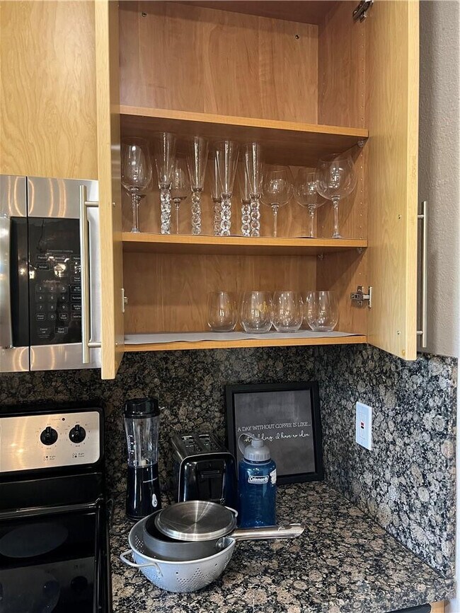 Building Photo - 811 NE 14th Pl