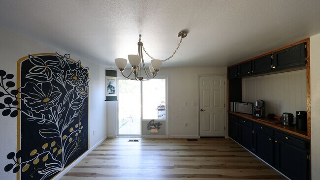 Building Photo - 2025 Baymont Dr