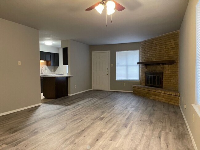 Building Photo - 919-921 West Rochelle Road