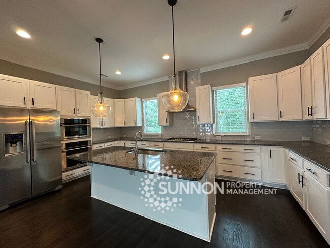 Building Photo - Beautiful 3-Story Townhome in the Heart of...