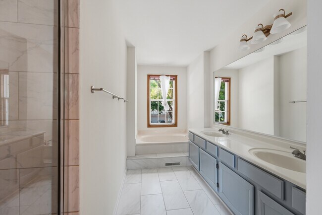 Building Photo - 1404 W Sapphire Dr