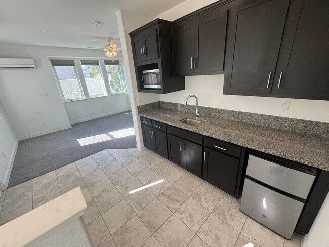 Building Photo - 3 bedroom | 3.5 bathroom | Davis Single Fa...
