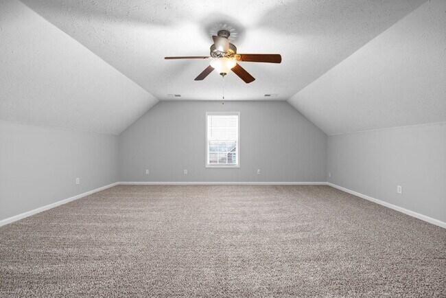Building Photo - Spacious Home Conveniently Located Near I-24, Shopping, Restaurants, Movie Theater, AND More!