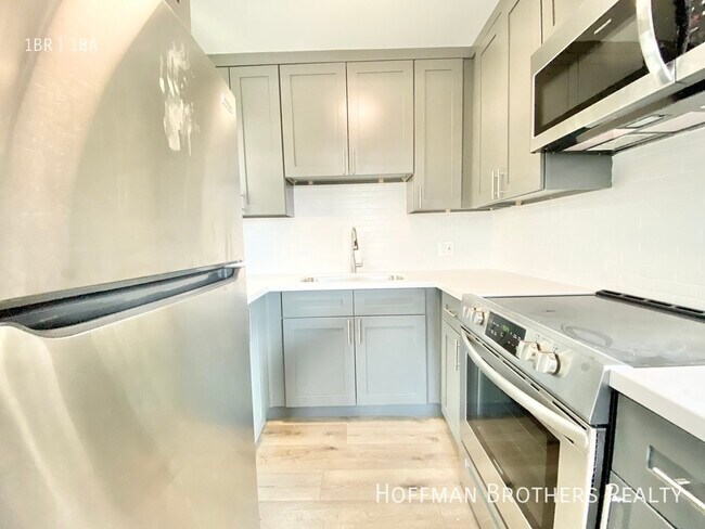Building Photo - 410 S Manhattan Pl