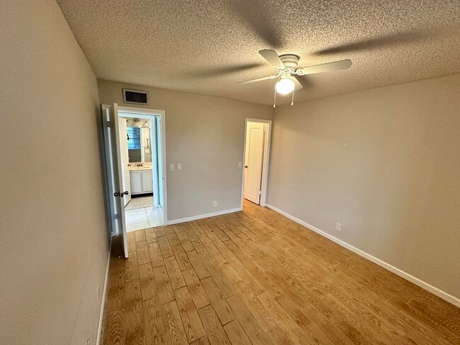 Building Photo - 811 Flanders Q