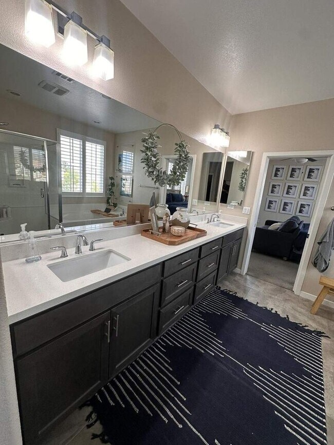 Building Photo - Stylish 4BR/3BA Home in Rosetta Canyon wit...
