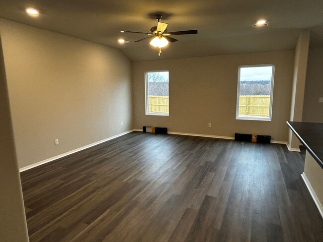 Building Photo - Brand Sparkling New 3 bedroom 2 bathroom h...