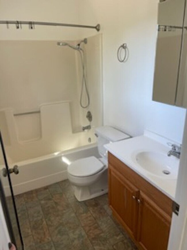 Building Photo - 3 Bedroom home in Lake California