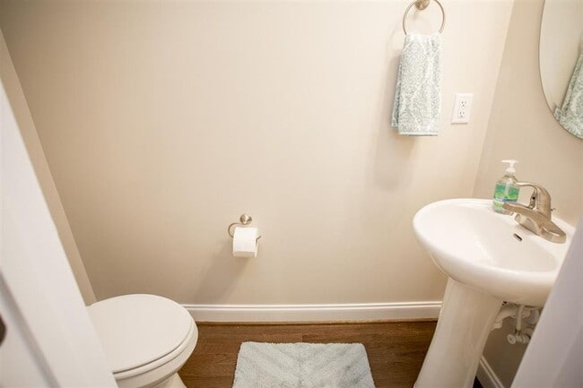 Building Photo - Stylish and Spacious Townhome Near Sentara...