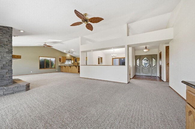 Building Photo - Beautiful Executive Level Rental on Golf Course