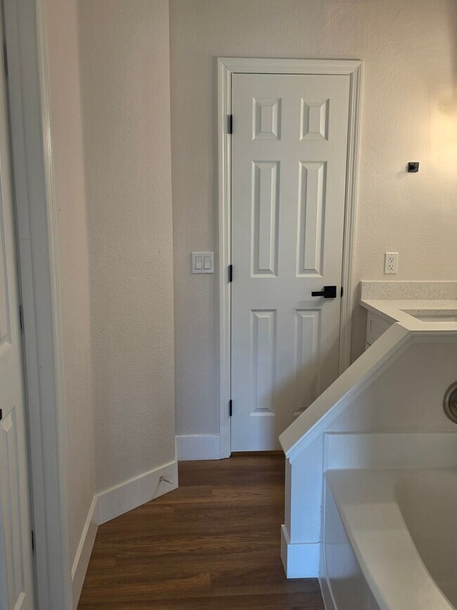 Building Photo - FOR RENT!!! SIMPLY STUNNING (REMODELED) 3 BEDROOM 2 BATH SINGLE FAMILY HOME...