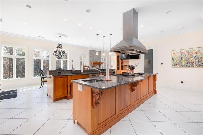 Building Photo - 524 Tillinghast Rd