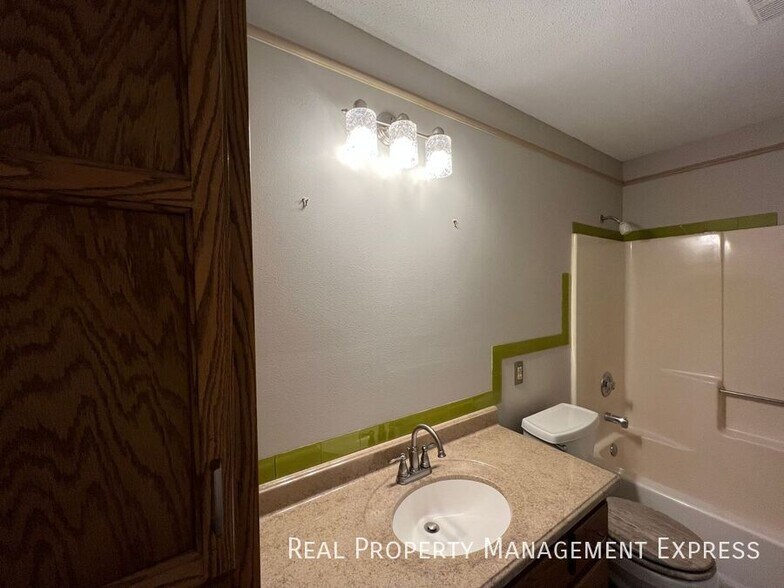 Building Photo - Charming 4 bed 2 Bath Home!