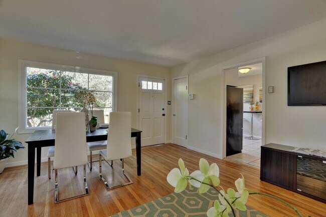 Building Photo - 1033 56th St