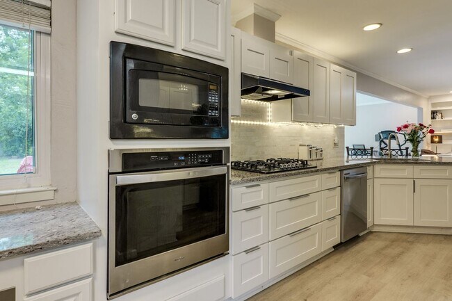 Building Photo - 3002 Stardust Dr