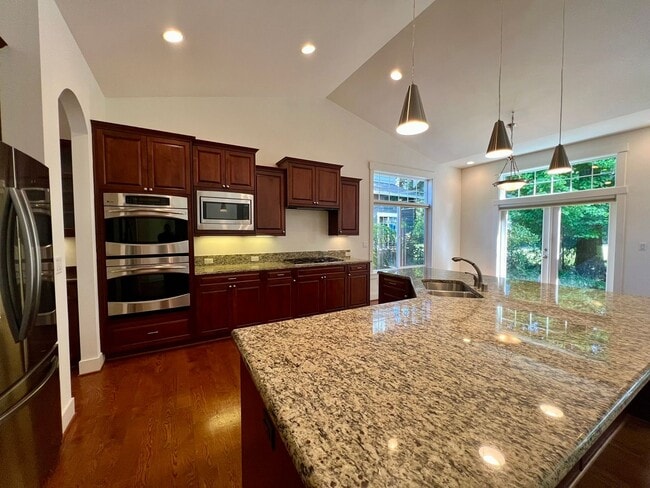 Building Photo - Spacious Home on Golf Course  - All Bedrooms En Suite
