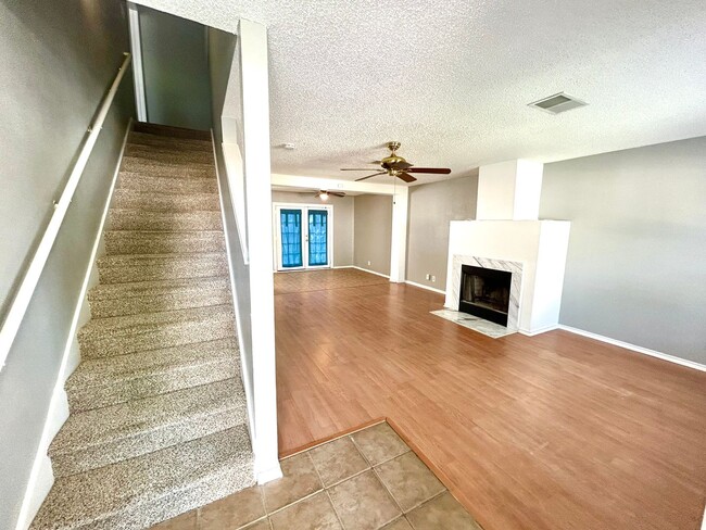 Building Photo - **MOVE-IN SPECIAL** MUST SEE! 3 Bedroom / ...