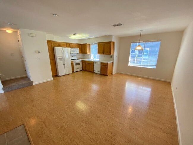 Building Photo - 3 Bed 2.5 Bath Townhouse W/ Attached Garage In Portside Village