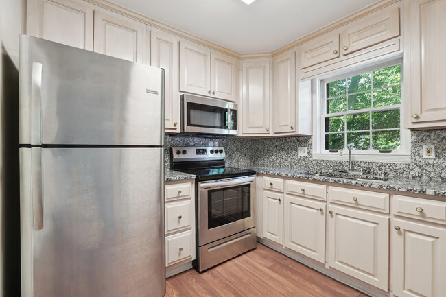 Kitchen - 174 Amherst Pl NW