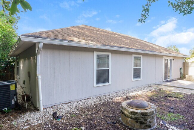 Building Photo - 2835 Southampton Dr