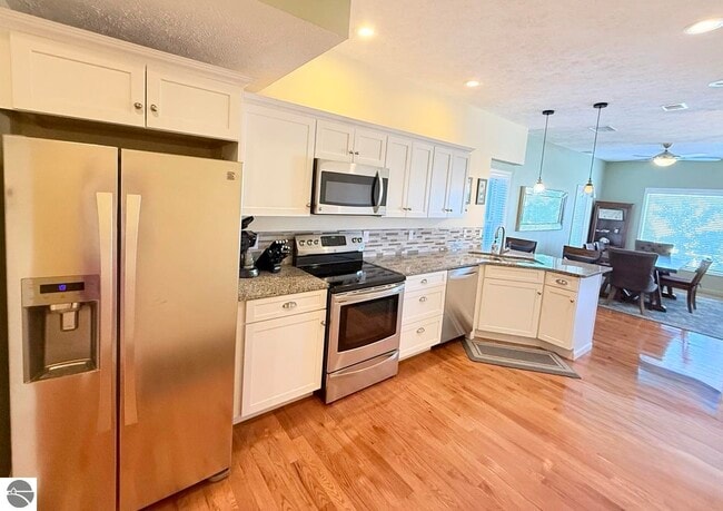 Building Photo - 201 River St